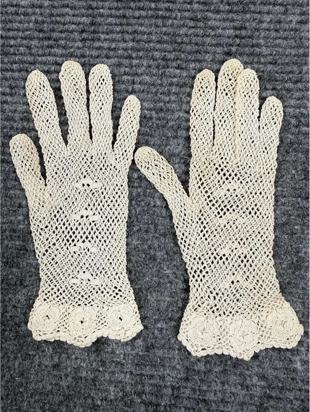 Vintage White Crochet Lace Gloves Floral Cuff Cotton Wedding Tea Party Costume